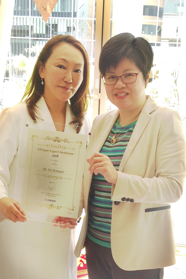 Dr. Eri awarded by Mr. Agnes Lim, CEO of Allergan Japan